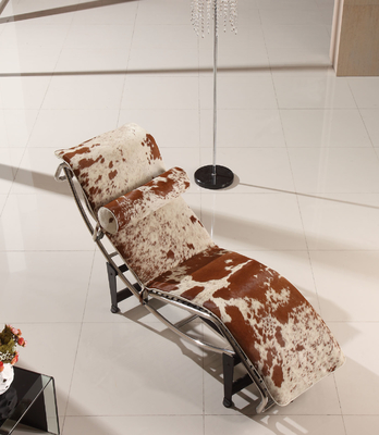 Sillones de la calesa del dormitorio del cuero de Le Corbusier LC4 con la base negra del hierro